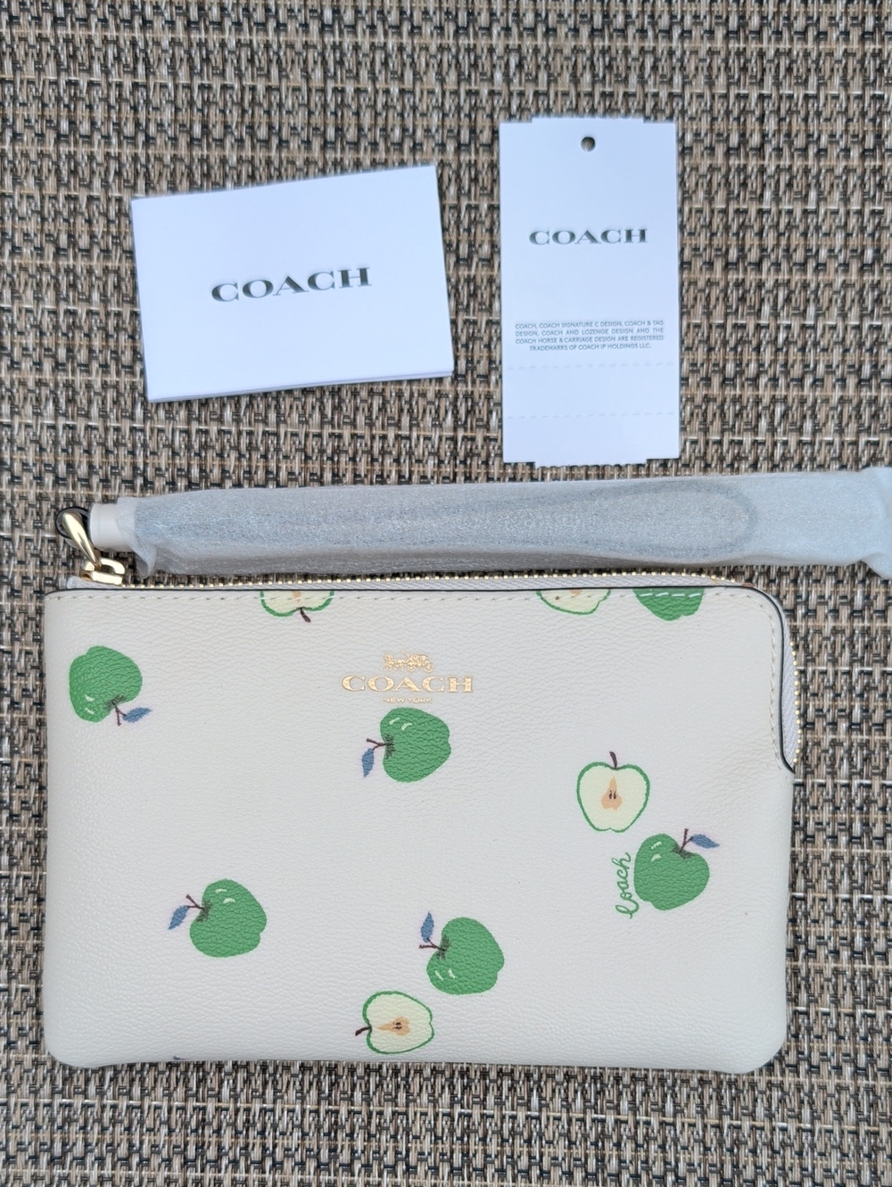 Coach Chalk Wristlet With Green Apple Pattern (6978) NWT 🍏🍏🍏